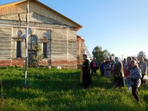 19 августа 2015 г. лития у памятного Креста на месте кладбища в Б. Воробьево 